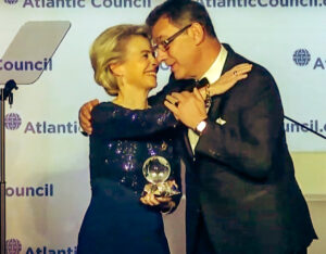 Le PDG de Pfizer roule une pelle à Ursula Von Der Leyen en remerciement de son aide à vendre des vaccins contre le Covid-19
